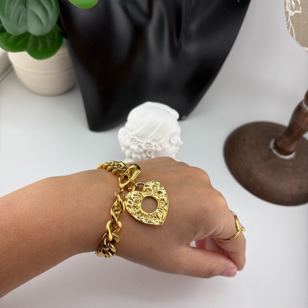 β¨ Gold Heart Charm Chain Bracelet β¨ - Picture 9 of 9